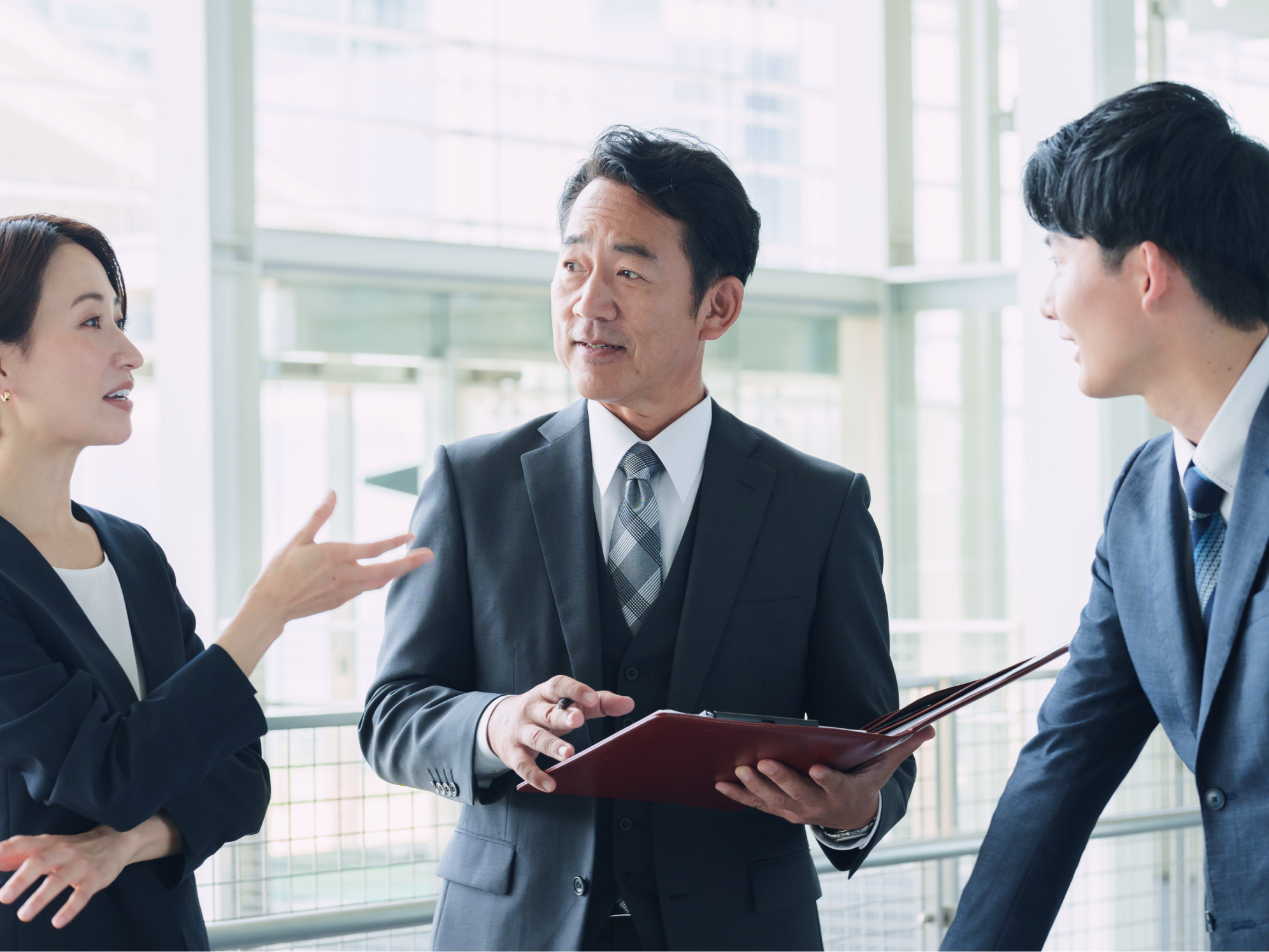 ビジネスミーティングを行う3人